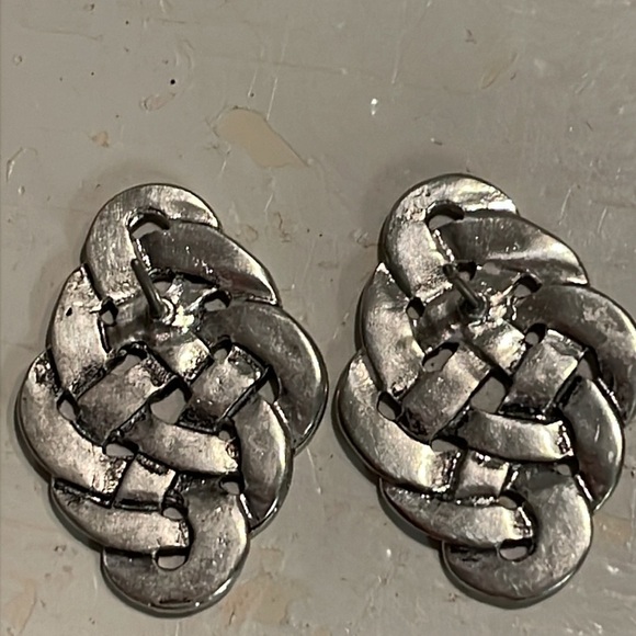 1 1/8” silver tone knotted Celtic weave pattern stud earrings - Picture 9 of 13